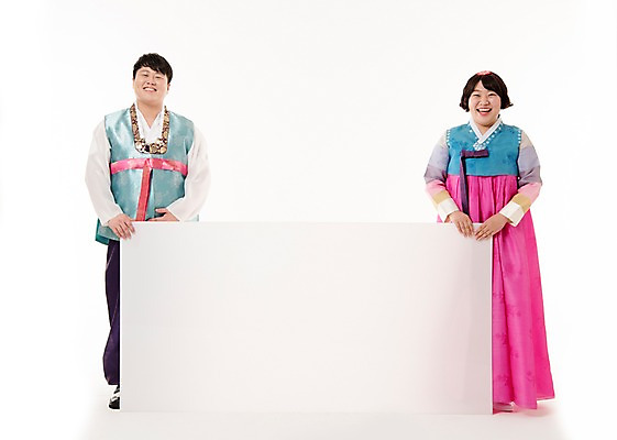 포토 JPG 스튜디오촬영 전신 한국전통 배너 여자 명절 남자 포즈 사각프레임 프레임 실내 서기 웃음 20대 성인 두명 앞모습 한국인 한복 알림 성인만 국내포토 전통 기념일 뷰포인트 모션 한국 표정 사람 동양인 청년 내부 사각형 전통의상 파일형식