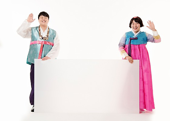 포토 JPG 스튜디오촬영 전신 한국전통 배너 여자 명절 남자 포즈 사각프레임 프레임 실내 서기 웃음 손짓 20대 성인 두명 앞모습 한국인 한복 알림 손인사 성인만 국내포토 전통 기념일 뷰포인트 모션 한국 표정 사람 동양인 청년 내부 사각형 인사 전통의상 파일형식