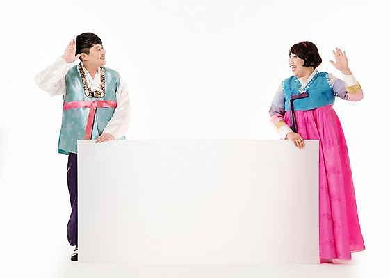 포토 JPG 스튜디오촬영 전신 한국전통 배너 여자 명절 남자 포즈 사각프레임 프레임 실내 서기 웃음 손짓 20대 성인 두명 앞모습 마주보기 한국인 한복 알림 손인사 성인만 국내포토 전통 기념일 뷰포인트 모션 한국 표정 사람 동양인 청년 내부 사각형 인사 전통의상 파일형식