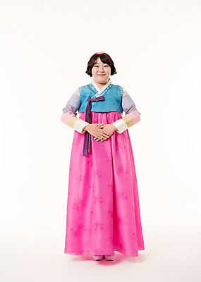 포토 JPG 스튜디오촬영 전신 한국전통 우먼라이프 여자 명절 실내 한명 서기 웃음 20대 성인 앞모습 한국인 예절 한복 공손 성인여자한명만 국내포토 1 전통 라이프스타일 기념일 뷰포인트 모션 한국 표정 사람 동양인 청년 내부 전통의상 여자한명만 성인여자만 파일형식