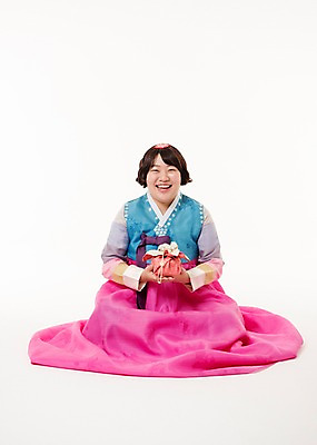 포토 JPG 스튜디오촬영 전신 한국전통 우먼라이프 여자 명절 실내 선물 한명 웃음 들기 앉기 20대 성인 앞모습 한국인 보자기 한복 성인여자한명만 국내포토 1 전통 라이프스타일 기념일 뷰포인트 모션 한국 표정 사람 동양인 청년 내부 전통의상 여자한명만 성인여자만 파일형식 천_직물