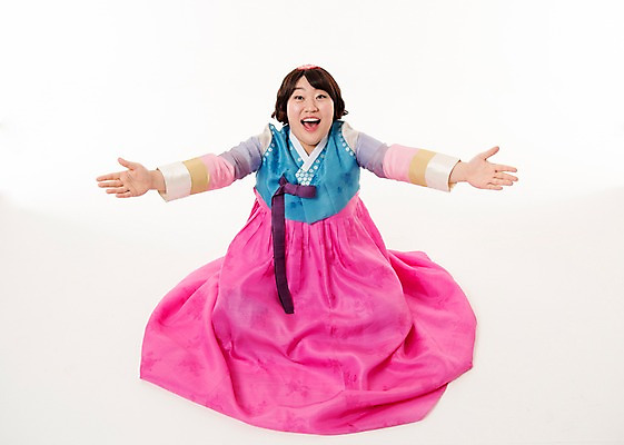 포토 JPG 스튜디오촬영 전신 한국전통 우먼라이프 여자 명절 팔벌리기 실내 한명 웃음 앉기 20대 성인 앞모습 한국인 한복 성인여자한명만 국내포토 1 전통 라이프스타일 기념일 뷰포인트 모션 한국 표정 사람 동양인 청년 내부 전통의상 여자한명만 성인여자만 파일형식