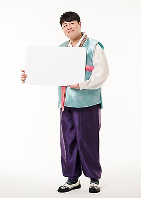 포토 JPG 스튜디오촬영 전신 한국전통 배너 명절 남자 사각프레임 프레임 실내 한명 서기 웃음 들기 20대 성인 앞모습 한국인 한복 알림 성인남자한명만 국내포토 1 전통 기념일 뷰포인트 모션 한국 표정 사람 동양인 청년 내부 사각형 전통의상 남자한명만 성인남자만 파일형식