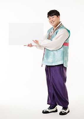 포토 JPG 스튜디오촬영 전신 한국전통 배너 명절 남자 안내 사각프레임 프레임 실내 한명 서기 웃음 들기 20대 성인 앞모습 한국인 한복 알림 성인남자한명만 국내포토 1 전통 기념일 뷰포인트 모션 한국 표정 사람 동양인 청년 내부 사각형 전통의상 남자한명만 성인남자만 파일형식
