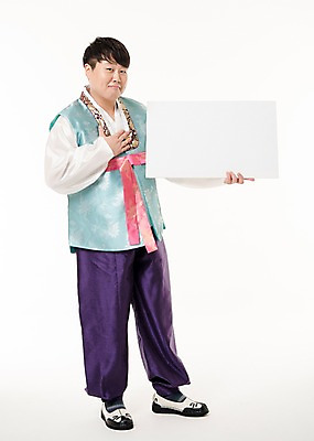 포토 JPG 스튜디오촬영 전신 한국전통 배너 명절 남자 사각프레임 프레임 실내 한명 서기 웃음 들기 20대 성인 앞모습 한국인 한복 알림 성인남자한명만 국내포토 1 전통 기념일 뷰포인트 모션 한국 표정 사람 동양인 청년 내부 사각형 전통의상 남자한명만 성인남자만 파일형식
