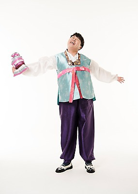 포토 JPG 스튜디오촬영 전신 한국전통 명절 남자 팔벌리기 복주머니 실내 선물 한명 서기 웃음 들기 손짓 20대 성인 앞모습 한국인 한복 성인남자한명만 국내포토 1 전통 기념일 뷰포인트 모션 전통소품 한국 표정 사람 동양인 청년 내부 전통의상 남자한명만 성인남자만 파일형식 아시아 인종 이벤트 오브젝트 남자만 성인만 나라