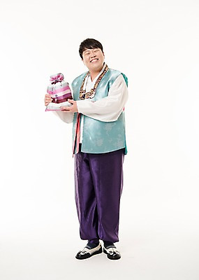 포토 JPG 스튜디오촬영 전신 한국전통 명절 남자 복주머니 실내 선물 한명 서기 웃음 들기 손짓 20대 성인 앞모습 한국인 한복 성인남자한명만 국내포토 1 전통 기념일 뷰포인트 모션 전통소품 한국 표정 사람 동양인 청년 내부 전통의상 남자한명만 성인남자만 파일형식