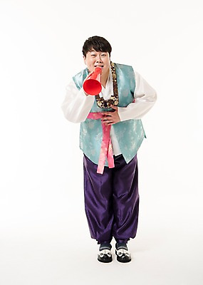 포토 JPG 스튜디오촬영 전신 한국전통 명절 남자 실내 한명 서기 들기 손짓 20대 성인 앞모습 확성기 외침 한국인 한복 성인남자한명만 국내포토 1 전통 기념일 뷰포인트 모션 한국 사람 동양인 청년 내부 소리 전통의상 남자한명만 성인남자만 파일형식