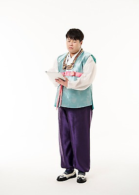 포토 JPG 스튜디오촬영 전신 한국전통 명절 남자 실내 한명 서기 들기 20대 성인 앞모습 태블릿 한국인 웹서핑 한복 성인남자한명만 국내포토 1 전통 기념일 뷰포인트 모션 한국 사람 동양인 청년 내부 전자제품 스마트기기 전통의상 남자한명만 성인남자만 파일형식 아시아 인종 이벤트 남자만 성인만 나라