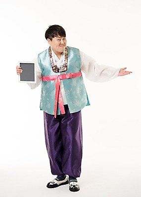 포토 JPG 스튜디오촬영 전신 한국전통 명절 남자 안내 실내 한명 서기 웃음 들기 손짓 20대 성인 앞모습 태블릿 한국인 한복 성인남자한명만 국내포토 1 전통 기념일 뷰포인트 모션 한국 표정 사람 동양인 청년 내부 전자제품 스마트기기 전통의상 남자한명만 성인남자만 파일형식