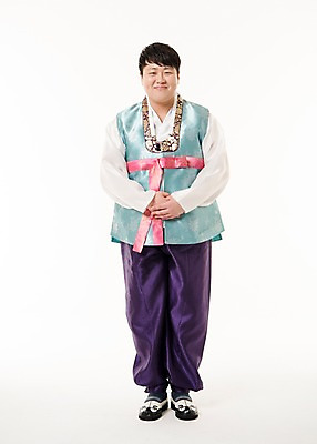 포토 JPG 스튜디오촬영 전신 한국전통 명절 남자 실내 한명 서기 웃음 20대 성인 앞모습 한국인 한복 공손 성인남자한명만 국내포토 1 전통 기념일 뷰포인트 모션 한국 표정 사람 동양인 청년 내부 전통의상 남자한명만 성인남자만 파일형식 아시아 인종 이벤트 남자만 성인만 나라