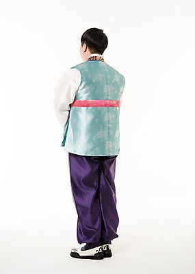 포토 JPG 스튜디오촬영 전신 한국전통 명절 남자 실내 한명 서기 20대 성인 뒷모습 한국인 한복 공손 성인남자한명만 국내포토 1 전통 기념일 뷰포인트 모션 한국 사람 동양인 청년 내부 전통의상 남자한명만 성인남자만 파일형식