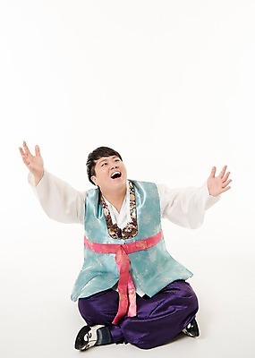 포토 JPG 스튜디오촬영 전신 한국전통 명절 남자 팔벌리기 실내 한명 웃음 앉기 손짓 20대 성인 앞모습 놀람 한국인 올려보기 한복 성인남자한명만 국내포토 1 전통 기념일 감정 뷰포인트 모션 한국 표정 사람 동양인 청년 내부 전통의상 남자한명만 성인남자만 파일형식