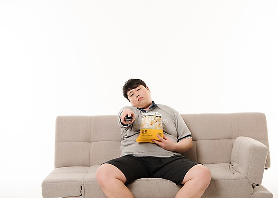 포토 JPG 스튜디오촬영 남자 사진 실내 한명 들기 앉기 상반신 20대 성인 취미 앞모습 소파 한국인 지루함 팝콘 티비시청 남자한명만 성인남자한명만 국내포토 1 감정 뷰포인트 의자 모션 사람 동양인 청년 내부 시청_보고들음 남자만 성인남자만 파일형식