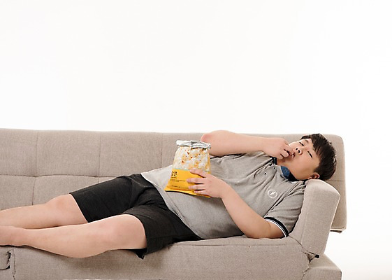 포토 JPG 스튜디오촬영 남자 사진 실내 한명 상반신 20대 성인 취미 앞모습 소파 눕기 한국인 먹기 팝콘 티비시청 남자한명만 성인남자한명만 국내포토 1 뷰포인트 의자 모션 사람 동양인 청년 내부 시청 남자만 성인남자만 파일형식 시청하다 가구 인종 성인만 생활용품 오브젝트