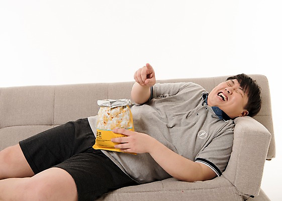 포토 JPG 스튜디오촬영 남자 사진 실내 한명 웃음 상반신 20대 성인 취미 앞모습 소파 눕기 눈감음 한국인 가리킴 팝콘 티비시청 포인트 남자한명만 성인남자한명만 국내포토 1 뷰포인트 의자 모션 표정 사람 동양인 손짓 청년 내부 금융 시청_보고들음 남자만 성인남자만 파일형식