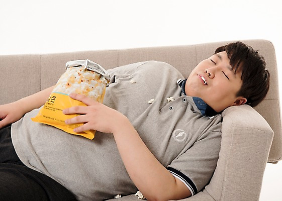 포토 JPG 스튜디오촬영 남자 사진 실내 한명 상반신 20대 성인 취미 앞모습 소파 눕기 눈감음 한국인 잠 수면 졸음 먹기 팝콘 티비시청 남자한명만 성인남자한명만 국내포토 1 감정 뷰포인트 의자 모션 사람 동양인 청년 내부 시청 남자만 성인남자만 파일형식 시청하다