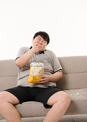 포토 JPG 스튜디오촬영 남자 사진 실내 한명 웃음 앉기 상반신 20대 성인 취미 앞모습 소파 한국인 가리킴 먹기 팝콘 티비시청 포인트 남자한명만 성인남자한명만 맛있는 국내포토 1 뷰포인트 의자 모션 표정 사람 동양인 손짓 청년 내부 금융 시청 남자만 성인남자만 파일형식 시청하다