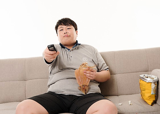 포토 JPG 스튜디오촬영 남자 사진 실내 한명 들기 앉기 상반신 20대 성인 취미 앞모습 소파 한국인 리모컨 먹기 팝콘 티비시청 말린음식 마른안주 말린고추 말린오징어 남자한명만 성인남자한명만 국내포토 1 음식 뷰포인트 의자 모션 고추 사람 동양인 청년 내부 오징어 시청 남자만 성인남자만 파일형식 시청하다