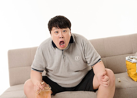 포토 JPG 스튜디오촬영 남자 사진 실내 한명 앉기 상반신 20대 성인 취미 앞모습 소파 놀람 한국인 먹기 팝콘 티비시청 말린음식 마른안주 말린고추 말린오징어 남자한명만 성인남자한명만 국내포토 1 감정 음식 뷰포인트 의자 모션 고추 표정 사람 동양인 청년 내부 오징어 시청_보고들음 남자만 성인남자만 파일형식