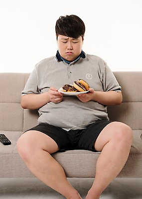 포토 JPG 스튜디오촬영 접시 남자 다이어트 사진 실내 한명 들기 앉기 상반신 20대 성인 취미 앞모습 소파 한국인 슬픔 도넛 리모컨 고민 티비시청 감량 식이조절 남자한명만 성인남자한명만 국내포토 1 식기 감정 뷰포인트 의자 모션 디저트 건강 사람 동양인 청년 내부 시청_보고들음 남자만 성인남자만 파일형식