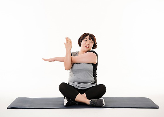 포토 JPG 스튜디오촬영 전신 우먼라이프 여자 다이어트 사진 요가 실내 한명 앉기 20대 성인 앞모습 운동복 운동 헬스 스트레칭 한국인 매트 비만 팔운동 복부비만 여자한명만 성인여자한명만 국내포토 1 라이프스타일 웰빙 옷 뷰포인트 모션 건강 사람 동양인 청년 내부 몸매 여자만 성인여자만 파일형식