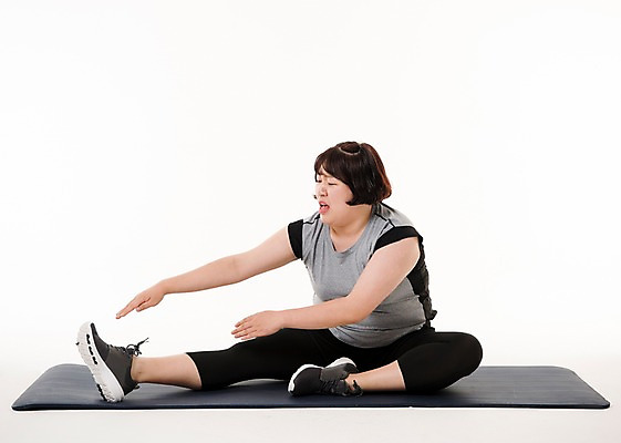 포토 JPG 스튜디오촬영 전신 우먼라이프 여자 다이어트 사진 요가 실내 허리숙이기 한명 앉기 20대 성인 앞모습 운동복 운동 헬스 스트레칭 한국인 매트 비만 복부비만 다리찢기 힘듦 여자한명만 성인여자한명만 국내포토 1 라이프스타일 웰빙 옷 뷰포인트 컨셉 모션 건강 숙이기 사람 동양인 청년 내부 몸매 여자만 성인여자만 파일형식