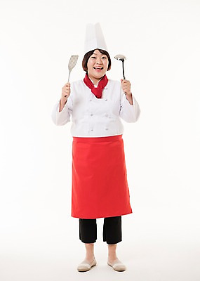 포토 JPG 스튜디오촬영 전신 우먼라이프 여자 사진 실내 요리사모자 한명 서기 웃음 들기 20대 성인 앞모습 주방장 요리사 한국인 조리복 국자 뒤집개 주걱 여자한명만 성인여자한명만 국내포토 직업 모자_잡화 1 라이프스타일 뷰포인트 유니폼 모션 주방용품 표정 사람 동양인 청년 내부 여자만 성인여자만 파일형식