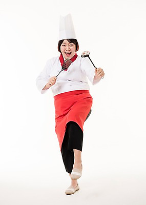 포토 JPG 스튜디오촬영 전신 우먼라이프 여자 사진 실내 요리사모자 한명 서기 웃음 들기 20대 성인 앞모습 주방장 요리사 한국인 조리복 국자 뒤집개 주걱 여자한명만 성인여자한명만 국내포토 직업 모자_잡화 1 라이프스타일 뷰포인트 유니폼 모션 주방용품 표정 사람 동양인 청년 내부 여자만 성인여자만 파일형식