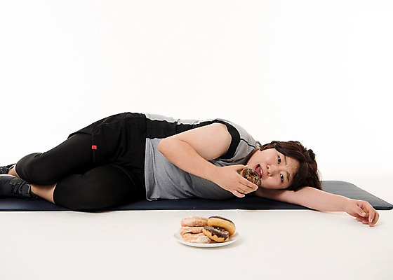 포토 JPG 스튜디오촬영 전신 우먼라이프 접시 여자 음식 다이어트 사진 실내 한명 20대 성인 앞모습 운동복 눕기 운동 한국인 매트 도넛 먹기 비만 복부비만 여자한명만 성인여자한명만 국내포토 1 라이프스타일 식기 옷 뷰포인트 모션 디저트 건강 사람 동양인 청년 내부 몸매 여자만 성인여자만 파일형식