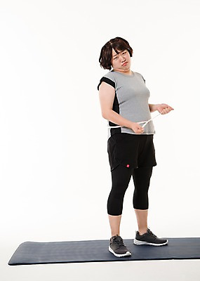 포토 JPG 스튜디오촬영 전신 우먼라이프 여자 다이어트 사진 실내 줄자 한명 서기 20대 성인 옆모습 운동복 운동 헬스 한국인 매트 비만 복부비만 허리사이즈 여자한명만 성인여자한명만 국내포토 1 라이프스타일 옷 뷰포인트 모션 자 건강 사람 동양인 청년 내부 몸매 사이즈 여자만 성인여자만 파일형식