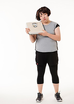 포토 JPG 스튜디오촬영 전신 우먼라이프 여자 다이어트 사진 실내 저울 한명 서기 들기 20대 성인 앞모습 운동복 운동 헬스 한국인 비만 체중계 복부비만 접시저울 여자한명만 성인여자한명만 국내포토 1 라이프스타일 옷 뷰포인트 모션 건강 사람 동양인 청년 내부 몸매 여자만 성인여자만 파일형식