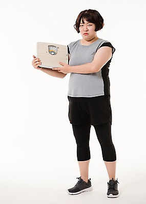 포토 JPG 스튜디오촬영 전신 우먼라이프 여자 다이어트 사진 실내 저울 한명 서기 들기 20대 성인 앞모습 운동복 운동 헬스 한국인 비만 체중계 복부비만 접시저울 여자한명만 성인여자한명만 국내포토 1 라이프스타일 옷 뷰포인트 모션 건강 사람 동양인 청년 내부 몸매 여자만 성인여자만 파일형식