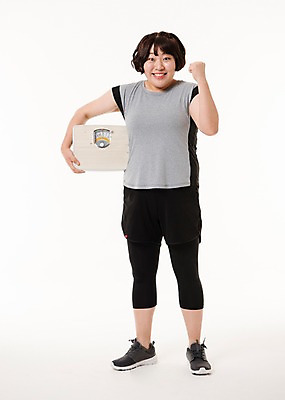 포토 JPG 스튜디오촬영 전신 우먼라이프 여자 다이어트 사진 응원 실내 저울 한명 서기 웃음 들기 20대 성인 앞모습 운동복 운동 파이팅 헬스 한국인 결심 비만 체중계 복부비만 접시저울 여자한명만 성인여자한명만 국내포토 1 라이프스타일 옷 뷰포인트 컨셉 모션 표정 건강 사람 동양인 청년 내부 몸매 여자만 성인여자만 파일형식