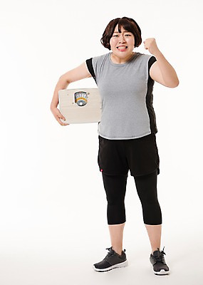 포토 JPG 스튜디오촬영 전신 우먼라이프 여자 다이어트 사진 응원 실내 저울 한명 서기 웃음 들기 20대 성인 앞모습 운동복 운동 파이팅 헬스 한국인 결심 비만 체중계 복부비만 접시저울 여자한명만 성인여자한명만 국내포토 1 라이프스타일 옷 뷰포인트 컨셉 모션 표정 건강 사람 동양인 청년 내부 몸매 여자만 성인여자만 파일형식