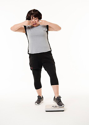 포토 JPG 스튜디오촬영 전신 우먼라이프 여자 다이어트 사진 실내 저울 한명 서기 20대 성인 앞모습 운동복 운동 헬스 한국인 눈가림 몸무게 비만 체중계 복부비만 살 용량 접시저울 여자한명만 성인여자한명만 국내포토 1 라이프스타일 옷 뷰포인트 모션 건강 사람 동양인 청년 내부 가림 몸매 여자만 성인여자만 파일형식