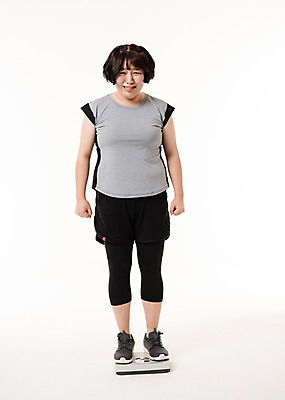 포토 JPG 스튜디오촬영 전신 우먼라이프 여자 다이어트 사진 실내 저울 한명 서기 20대 성인 앞모습 운동복 운동 헬스 한국인 슬픔 몸무게 비만 체중계 복부비만 살 용량 접시저울 여자한명만 성인여자한명만 국내포토 1 라이프스타일 옷 감정 뷰포인트 모션 건강 사람 동양인 청년 내부 몸매 여자만 성인여자만 파일형식