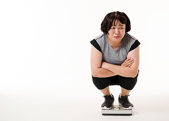 포토 JPG 스튜디오촬영 전신 우먼라이프 여자 다이어트 사진 실내 저울 한명 앉기 20대 성인 앞모습 운동복 운동 팔짱 헬스 한국인 슬픔 몸무게 비만 체중계 복부비만 살 용량 접시저울 여자한명만 성인여자한명만 국내포토 1 라이프스타일 옷 감정 뷰포인트 모션 건강 사람 동양인 청년 내부 몸매 여자만 성인여자만 파일형식