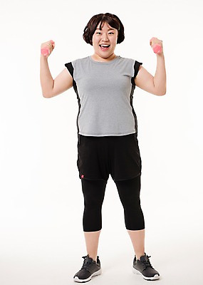 포토 JPG 스튜디오촬영 전신 우먼라이프 여자 다이어트 사진 실내 한명 서기 웃음 들기 20대 성인 앞모습 운동복 운동 헬스 아령 한국인 비만 에어로빅 복부비만 유산소운동 여자한명만 성인여자한명만 국내포토 1 라이프스타일 옷 뷰포인트 모션 표정 건강 사람 동양인 청년 내부 춤 몸매 여자만 성인여자만 파일형식