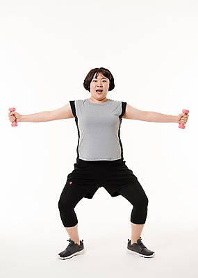 포토 JPG 스튜디오촬영 전신 우먼라이프 여자 다이어트 사진 팔벌리기 실내 한명 서기 들기 20대 성인 앞모습 운동복 운동 헬스 아령 한국인 비만 에어로빅 복부비만 유산소운동 손뻗기 여자한명만 성인여자한명만 국내포토 1 라이프스타일 옷 뷰포인트 모션 건강 사람 동양인 청년 내부 춤 몸매 여자만 성인여자만 파일형식