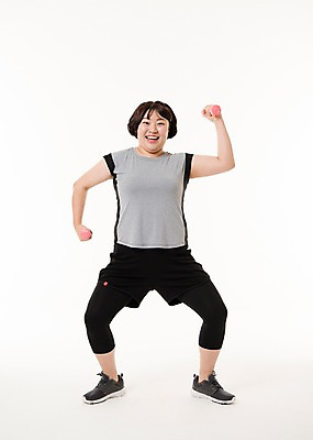 포토 JPG 스튜디오촬영 전신 우먼라이프 여자 다이어트 사진 실내 한명 서기 웃음 들기 20대 성인 앞모습 운동복 운동 헬스 아령 한국인 비만 에어로빅 복부비만 유산소운동 여자한명만 성인여자한명만 국내포토 1 라이프스타일 옷 뷰포인트 모션 표정 건강 사람 동양인 청년 내부 춤 몸매 여자만 성인여자만 파일형식