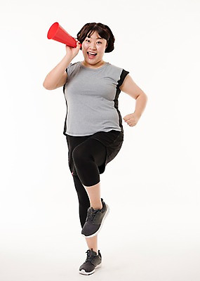 포토 JPG 스튜디오촬영 전신 우먼라이프 여자 다이어트 사진 실내 한명 서기 웃음 20대 성인 앞모습 운동복 운동 걷기 헬스 확성기 외침 한국인 비만 여자한명만 성인여자한명만 국내포토 1 라이프스타일 옷 뷰포인트 모션 표정 건강 사람 동양인 청년 내부 소리 몸매 여자만 성인여자만 파일형식