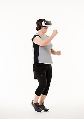 포토 JPG 스튜디오촬영 전신 우먼라이프 여자 다이어트 사진 실내 한명 서기 웃음 20대 성인 옆모습 운동복 운동 헬스 한국인 비만 스마트 복부비만 3D안경 가상현실 여자한명만 성인여자한명만 VR기기 국내포토 1 라이프스타일 옷 안경 뷰포인트 컨셉 모션 표정 건강 사람 동양인 청년 내부 기계 몸매 여자만 성인여자만 파일형식 잡화 인종 생활 성인만