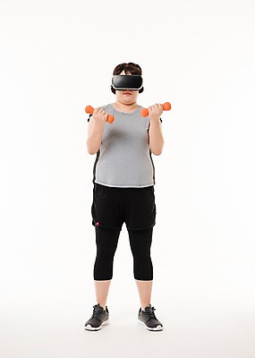 포토 JPG 스튜디오촬영 전신 우먼라이프 여자 다이어트 사진 실내 한명 서기 들기 20대 성인 앞모습 운동복 운동 헬스 아령 한국인 비만 스마트 복부비만 3D안경 가상현실 여자한명만 성인여자한명만 VR기기 국내포토 1 라이프스타일 옷 안경 뷰포인트 컨셉 모션 건강 사람 동양인 청년 내부 기계 몸매 여자만 성인여자만 파일형식