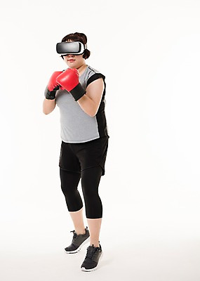 포토 JPG 스튜디오촬영 전신 우먼라이프 여자 다이어트 사진 실내 한명 서기 20대 성인 앞모습 운동복 운동 헬스 권투 한국인 권투글러브 비만 스마트 복부비만 3D안경 스파링 가상현실 여자한명만 성인여자한명만 VR기기 국내포토 1 라이프스타일 옷 안경 뷰포인트 컨셉 모션 건강 사람 동양인 청년 내부 기계 격투기 글러브 몸매 여자만 성인여자만 파일형식