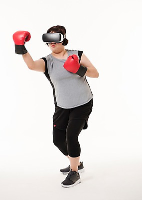 포토 JPG 스튜디오촬영 전신 우먼라이프 여자 다이어트 사진 실내 한명 서기 20대 성인 앞모습 운동복 운동 헬스 권투 한국인 권투글러브 펀치 비만 스마트 복부비만 3D안경 스파링 가상현실 여자한명만 성인여자한명만 VR기기 국내포토 1 라이프스타일 옷 안경 뷰포인트 컨셉 모션 건강 사람 동양인 청년 내부 기계 격투기 글러브 몸매 여자만 성인여자만 파일형식