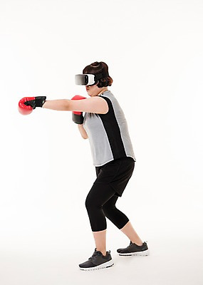 포토 JPG 스튜디오촬영 전신 우먼라이프 여자 다이어트 사진 실내 한명 서기 20대 성인 옆모습 운동복 운동 헬스 권투 한국인 권투글러브 펀치 비만 스마트 복부비만 3D안경 스파링 가상현실 여자한명만 성인여자한명만 VR기기 국내포토 1 라이프스타일 옷 안경 뷰포인트 컨셉 모션 건강 사람 동양인 청년 내부 기계 격투기 글러브 몸매 여자만 성인여자만 파일형식