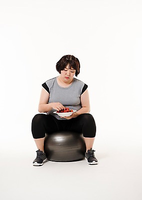 포토 JPG 스튜디오촬영 전신 우먼라이프 접시 여자 음식 다이어트 사진 방울토마토 실내 한명 앉기 20대 성인 앞모습 운동복 운동 헬스 한국인 짐볼 비만 복부비만 미니토마토 여자한명만 성인여자한명만 국내포토 1 라이프스타일 식기 옷 뷰포인트 토마토 모션 건강 사람 동양인 청년 내부 몸매 여자만 성인여자만 파일형식