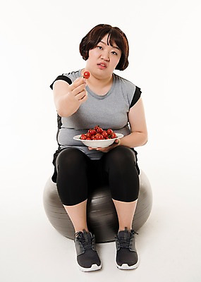 포토 JPG 스튜디오촬영 전신 우먼라이프 접시 여자 음식 다이어트 사진 방울토마토 실내 한명 앉기 20대 성인 앞모습 운동복 운동 헬스 한국인 짐볼 비만 복부비만 미니토마토 여자한명만 성인여자한명만 국내포토 1 라이프스타일 식기 옷 뷰포인트 토마토 모션 건강 사람 동양인 청년 내부 몸매 여자만 성인여자만 파일형식