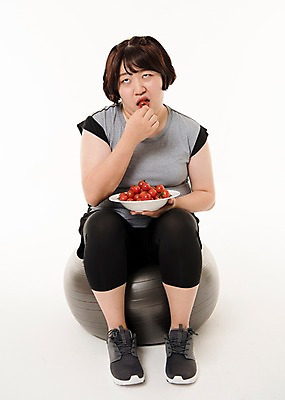 포토 JPG 스튜디오촬영 전신 우먼라이프 접시 여자 음식 다이어트 사진 방울토마토 실내 한명 앉기 20대 성인 앞모습 운동복 운동 한국인 짐볼 먹기 비만 복부비만 미니토마토 여자한명만 성인여자한명만 국내포토 1 라이프스타일 식기 옷 뷰포인트 토마토 모션 건강 사람 동양인 청년 내부 몸매 여자만 성인여자만 파일형식